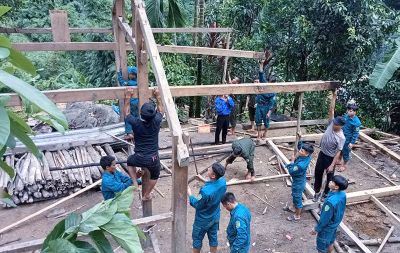 Ủy ban nhân dân xã Trà Cang huy động các lực lượng di dời nhà ở người dân làng Tak Chay đến nơi ở mới an toàn.