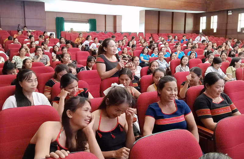 Các đại biểu trao đổi tại diễn đàn. Các đại biểu trao đổi tại diễn đàn.