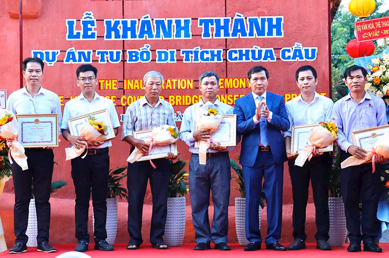 Lãnh đạo thành phố Hội An tặng Giấy khen cho các tập thể, cá nhân có thành tích xuất sắc trong công tác trùng tu công trình Chùa Cầu. Lãnh đạo thành phố Hội An tặng Giấy khen cho các tập thể, cá nhân có thành tích xuất sắc trong công tác trùng tu công trình Chùa Cầu.
