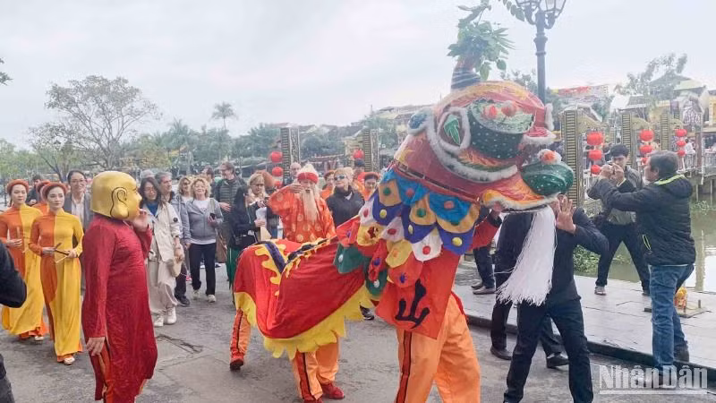 Đoàn khách Italia tham quan Đô thị cổ Hội An.