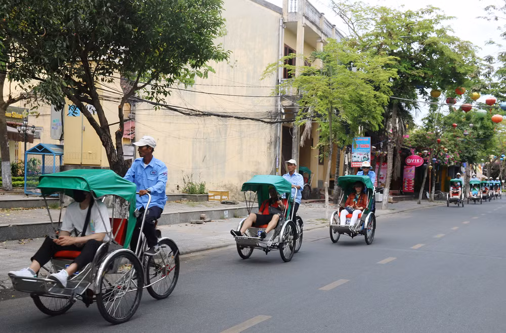 Du khách trải nghiệm trên phố Phan Châu Trinh, Khu phố cổ Hội An. Du khách trải nghiệm trên phố Phan Châu Trinh, Khu phố cổ Hội An.