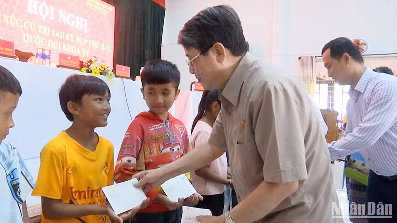 Phó Chủ tịch Quốc hội Nguyễn Đức Hải trao quà tặng học sinh nghèo vượt khó, học giỏi của huyện Tây Giang.