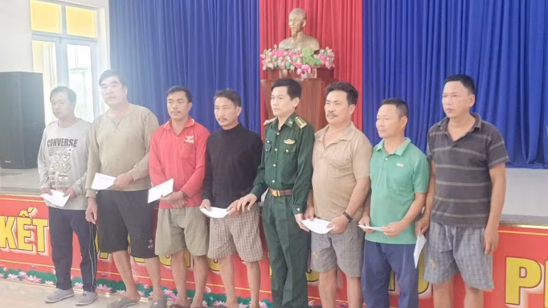 Đại tá Hoàng Văn Mẫn, Chính ủy Bộ đội Biên phòng tỉnh Quảng Nam thăm hỏi, động viên các ngư dân gặp nạn trên biển.