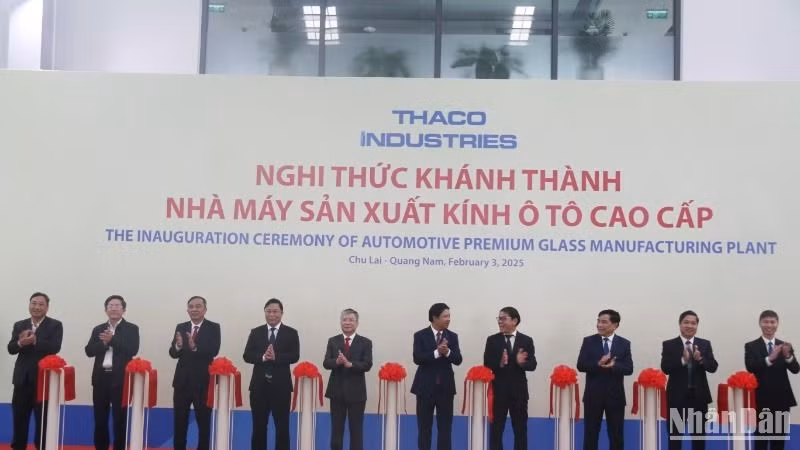 Khánh thành Nhà máy sản xuất kính ô-tô cao cấp. Khánh thành Nhà máy sản xuất kính ô-tô cao cấp.