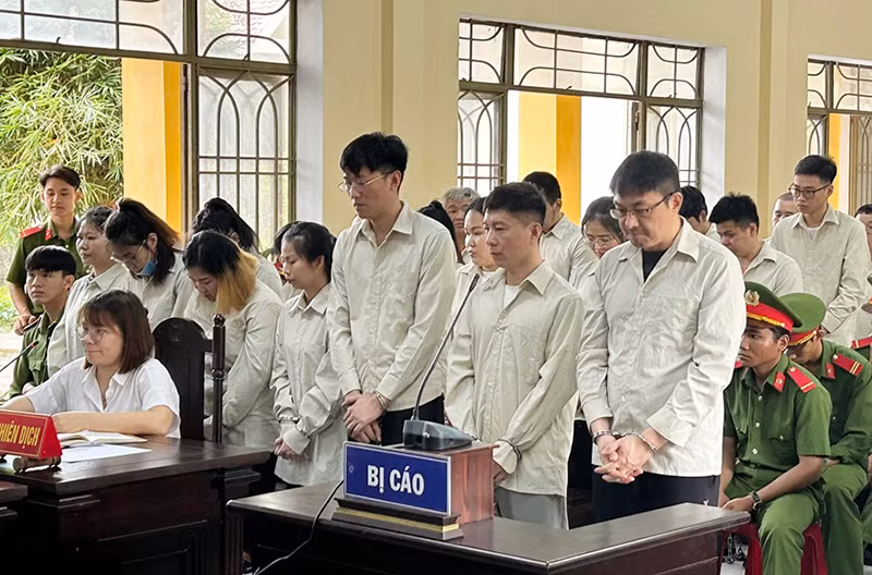 Xét xử 40 bị cáo trong đường dây cho vay lãi nặng với quy mô hơn 20.000 tỷ đồng. Xét xử 40 bị cáo trong đường dây cho vay lãi nặng với quy mô hơn 20.000 tỷ đồng.