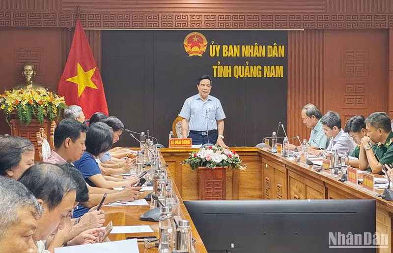 Chủ tịch Ủy ban nhân dân tỉnh Quảng Nam Lê Văn Dũng yêu cầu người đứng đầu các địa phương, đơn vị phải tăng cường trách nhiệm, chủ động triển khai ứng phó bão Trà Mi.