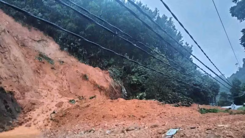 Điểm sạt lở QL40B tại ngã 3 Trà Giác, huyện Bắc Trà My đã được khắc phục, thông xe bước 1