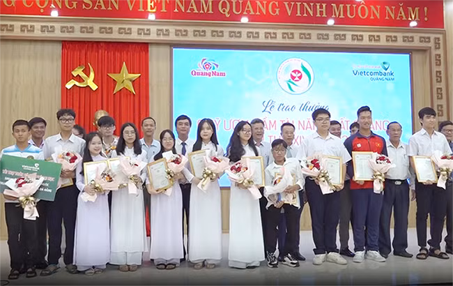 Trao thưởng Quỹ ươm mầm tài năng đất Quảng cho 20 cá nhân có thành tích xuất sắc.