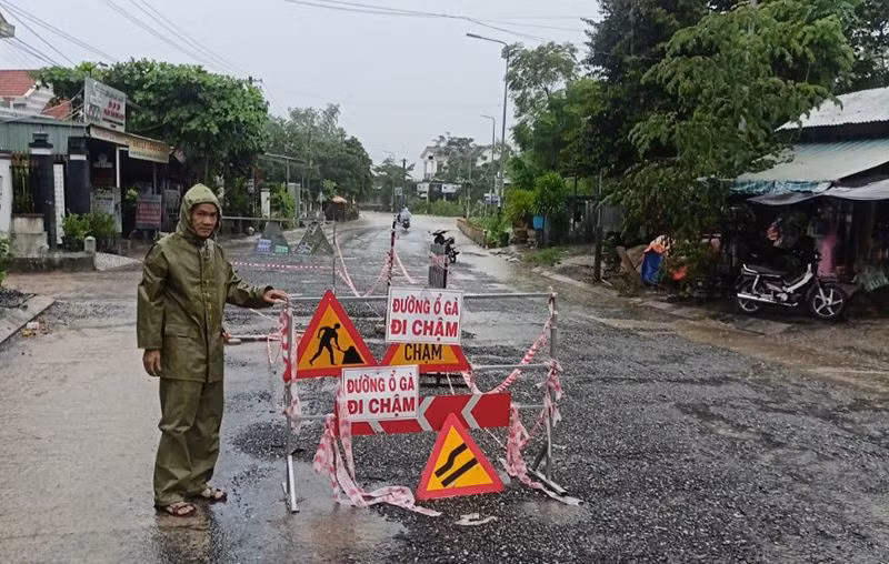 Cắm biển cảnh báo các phương tiện tham gia giao thông qua lại các tuyến đường ngập nước, hư hỏng tại huyện Duy Xuyên.