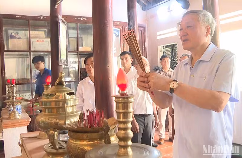 Đồng chí Nguyễn Hòa Bình viếng hương Mẹ Việt Nam Anh hùng Nguyễn Thị Thứ.