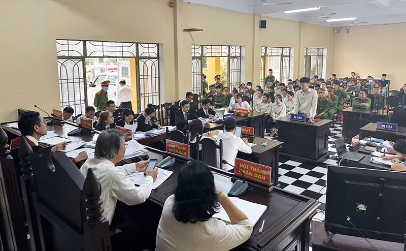Đây là vụ án liên quan tín dụng đen lớn nhất từ trước đến nay được Tòa án nhân dân tỉnh Quảng Nam đưa ra xét xử. Đây là vụ án liên quan tín dụng đen lớn nhất từ trước đến nay được Tòa án nhân dân tỉnh Quảng Nam đưa ra xét xử.