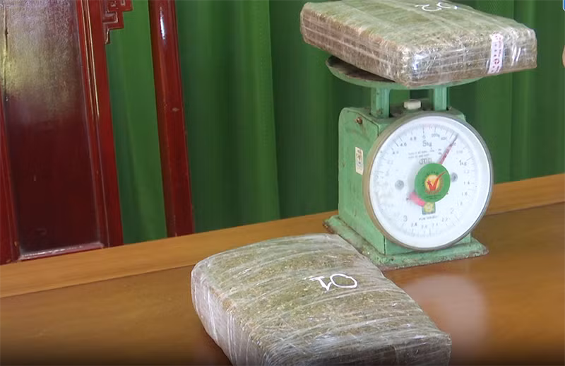 Tổ công tác lập biên bản tạm giữ 2 bánh ma túy dạng cần sa khô. Tổ công tác lập biên bản tạm giữ 2 bánh ma túy dạng cần sa khô.