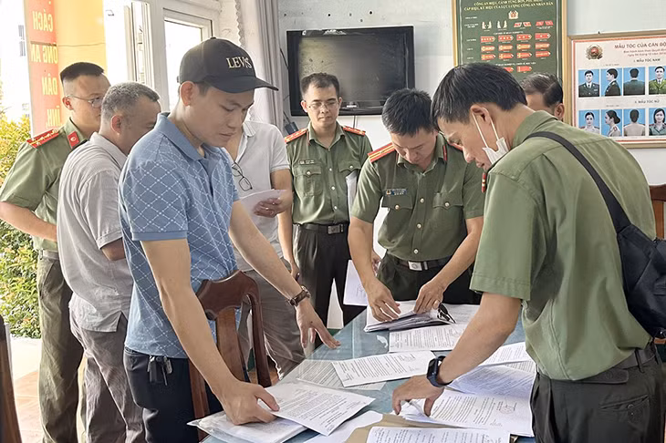 Cơ quan An ninh điều tra kiểm tra tài liệu, chứng cứ liên quan đường dây cho vay lãi nặng.