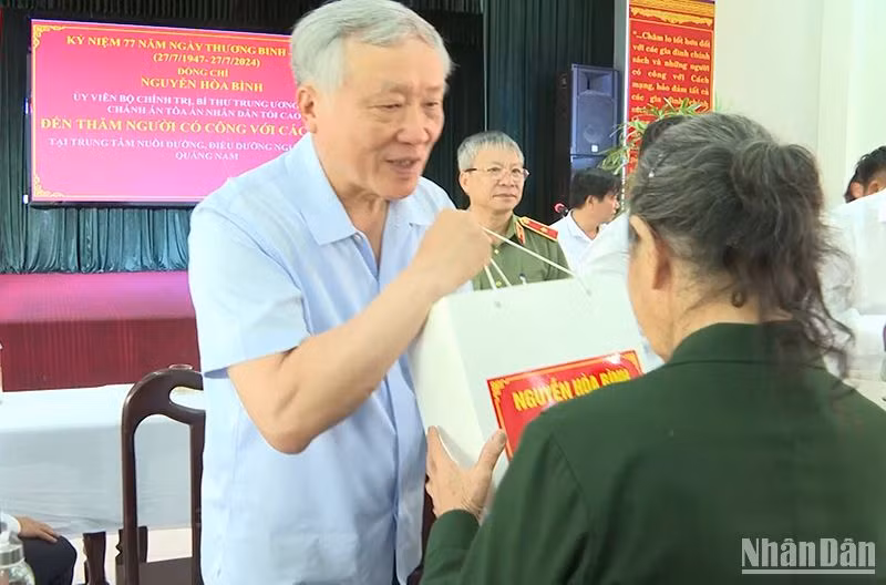 Đồng chí Nguyễn Hòa Bình đến thăm, tặng quà tại Trung tâm Nuôi dưỡng-Điều dưỡng Người có công Quảng Nam.