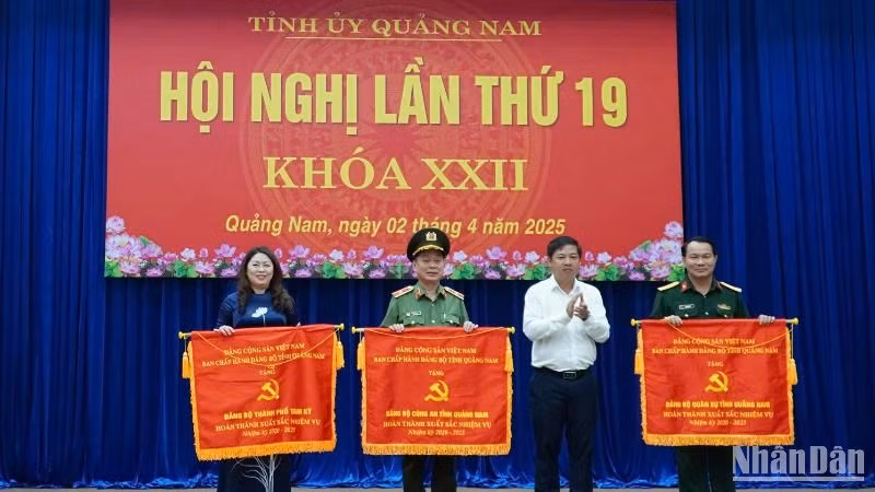 Đồng chí Lương Nguyễn Minh Triết, Ủy viên dự khuyết Trung ương Đảng, Bí thư Tỉnh ủy trao Cờ thi đua tặng 3 Đảng bộ hoàn thành xuất sắc nhiệm vụ nhiệm kỳ 2020-2025.
