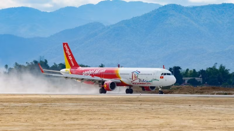 Tàu bay của Hãng Hàng không Vietjet tại sân bay Điện Biên Phủ. 
