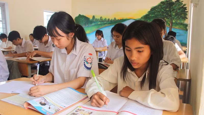 Học sinh Trường trung học cơ sở Thanh Nưa miệt mài ôn luyện để sẵn sàng tham dự kỳ thi vào lớp 10 năm học 2025-2026. (Ảnh: BÍCH HẠNH)