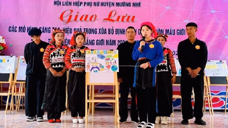 Tổ tuyên truyền bình đẳng giới của xã Sín Thầu huyện Mường Nhé thi thuyết trình phòng chống bạo lực gia đình qua tranh vẽ. (Ảnh: THU HÀ)