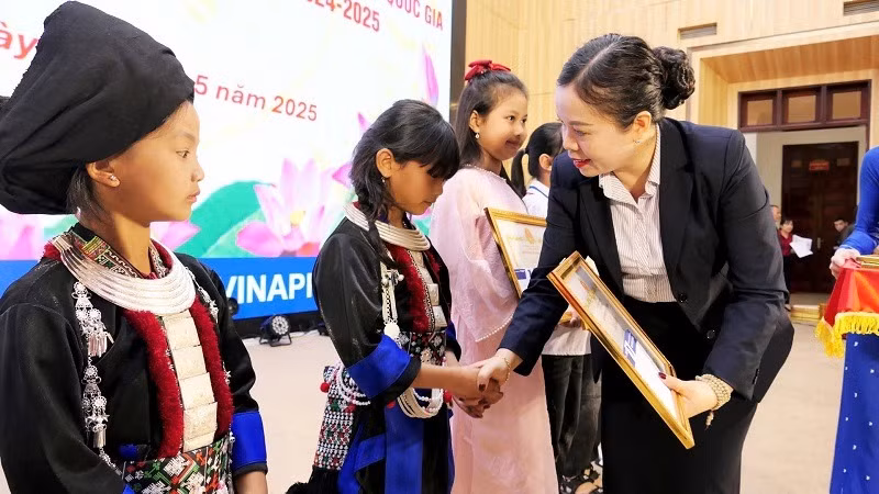 Bà Pờ Thị Hiền, Giám đốc VNPT Lai Châu trao quà tặng học sinh đạt thành tích cao trong học tập.