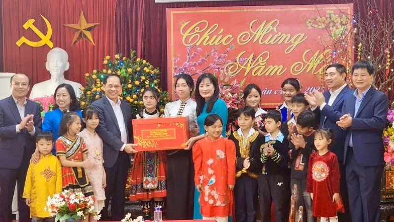Đồng chí Phó Thủ tướng Bùi Thanh Sơn và các đồng chí lãnh đạo tỉnh Điện Biên trao quà tặng các cháu học sinh tại cơ sở Bảo trợ xã hội tổng hợp tỉnh Điện Biên. Đồng chí Phó Thủ tướng Bùi Thanh Sơn và các đồng chí lãnh đạo tỉnh Điện Biên trao quà tặng các cháu học sinh tại cơ sở Bảo trợ xã hội tổng hợp tỉnh Điện Biên.