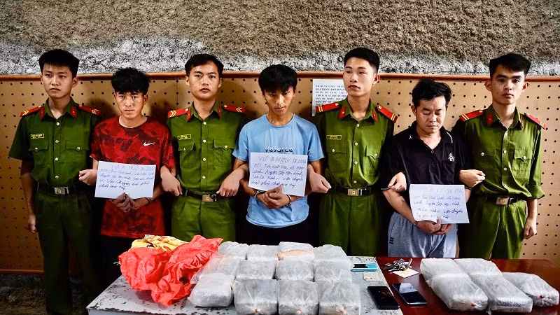 3 đối tượng: Hạ A Ly, Vừ A Hạnh và Hà A Trừ cùng tang vật khi bị lực lượng chức năng bắt giữ. (Ảnh: Công an Điện Biên)