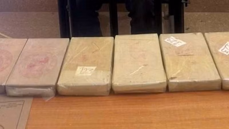 Lực lượng chức năng thu giữ 6 bánh heroin của Thào A Sính.