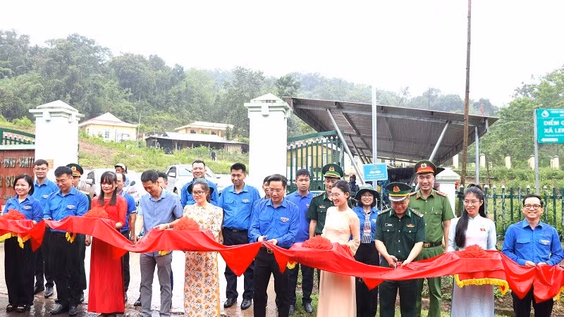 Đoàn viên thanh niên Điện Biên cùng lãnh đạo, nhân dân xã Leng Su Sìn, huyện Mường Nhé cắt băng đưa vào sử dụng công trình "thắp sáng đường quê".