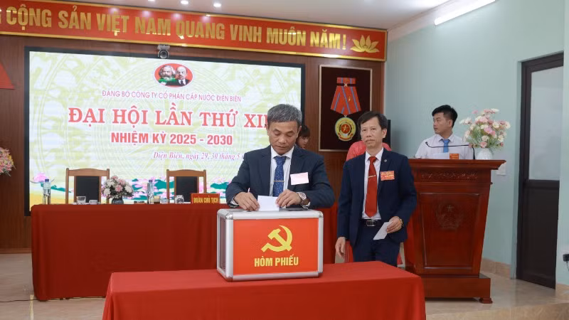 Đảng viên Đảng bộ Công ty cổ phần cấp nước Điện Biên bỏ phiếu bầu Ban chấp hành khóa mới, nhiệm kỳ 2025-2030. Đảng viên Đảng bộ Công ty cổ phần cấp nước Điện Biên bỏ phiếu bầu Ban chấp hành khóa mới, nhiệm kỳ 2025-2030.