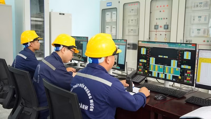 Công nhân nhà máy Thủy điện Mường Mươn vận hành hệ thống tại nhà máy. 