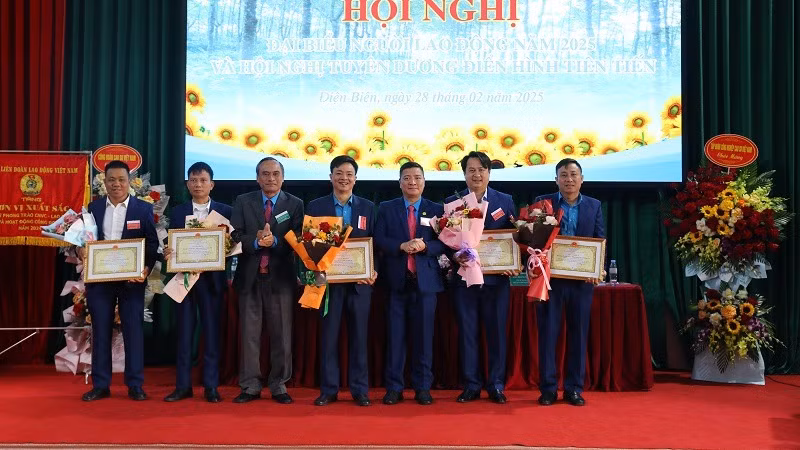 Khơi dậy sức mạnh đoàn kết, hăng hái thi đua lao động sản xuất trong công nhân, người lao động ảnh 1