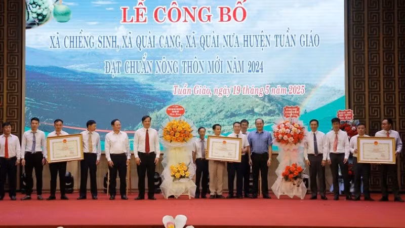 Lãnh đạo Ủy ban nhân dân tỉnh Điện Biên và lãnh đạo Sở Nông nghiệp và Môi trường tặng hoa, chúc mừng các xã được công nhận nông thôn mới.