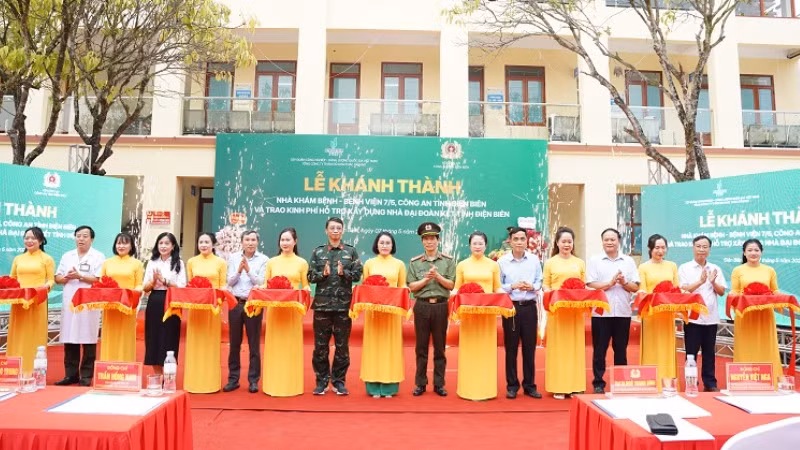 Đại diện lãnh đạo Công an tỉnh Điện Biên và các đơn vị tài trợ cắt băng khánh thành, đưa công trình nhà khám, chữa bệnh Bệnh viện 7/5 vào sử dụng.