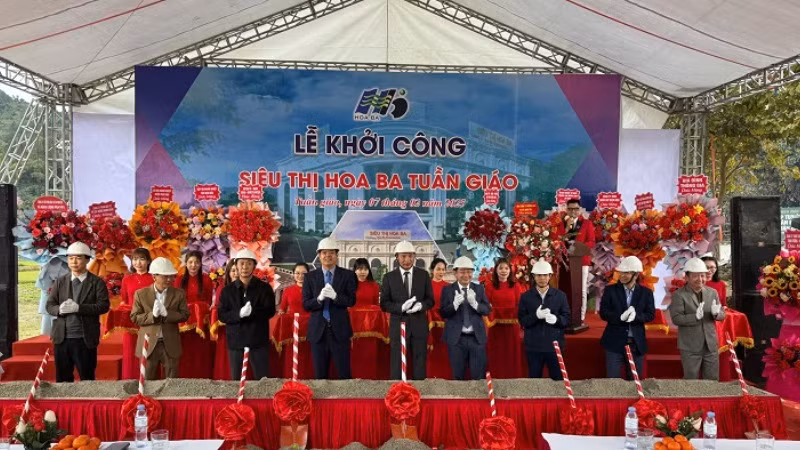 Các đồng chí lãnh đạo huyện Tuần Giáo cùng Công ty trách nhiệm hữu hạn Giáo dục và Thương mại Dịch vụ Hoa Ba thực hiện nghi thức khởi công xây dựng siêu thị Hoa Ba Tuần Giáo. 