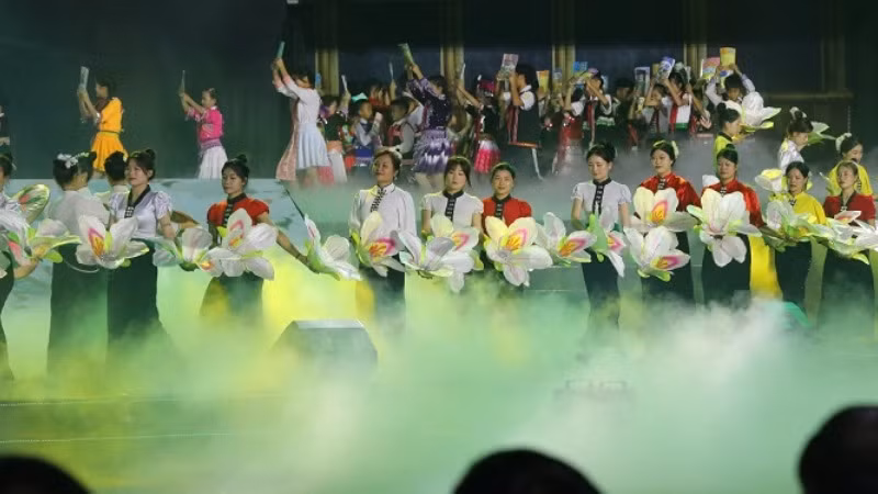 Hàng trăm diễn viên, nghệ nhân và học sinh tỉnh Điện Biên tham gia biểu diễn trong chương trình khai mạc Lễ hội Hoa ban Điện Biên 2025.