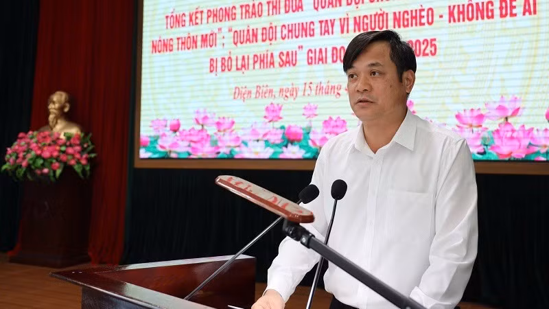 Đồng chí Lò Văn Cương, Phó Chủ tịch Ủy ban nhân dân tỉnh Điện Biên chúc mừng thành tích mà cán bộ, chiến sĩ thuộc lực lượng vũ trang tỉnh Điện Biên đạt được trong hai phong trào thi đua, giai đoạn 2021-2025.