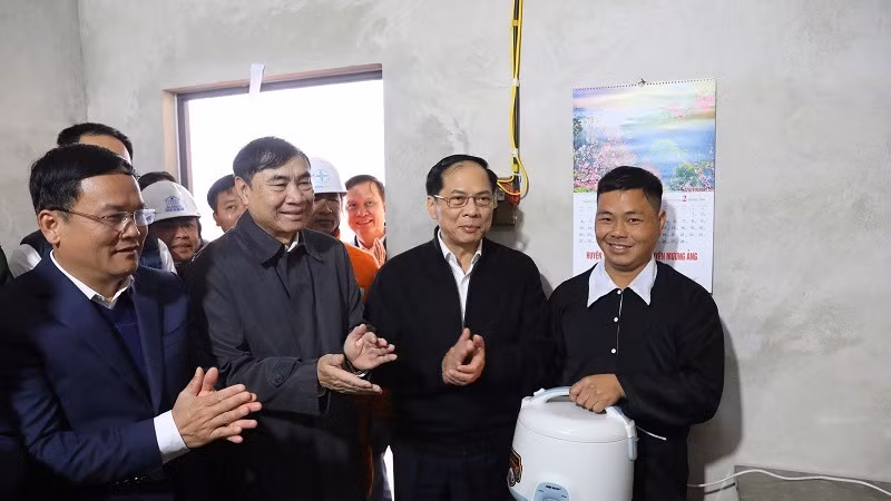Phó Thủ tướng Bùi Thanh Sơn và các đồng chí lãnh đạo tỉnh Điện Biên trao quà cho các gia đình ở bản Nặm Cứm. Phó Thủ tướng Bùi Thanh Sơn và các đồng chí lãnh đạo tỉnh Điện Biên trao quà cho các gia đình ở bản Nặm Cứm.