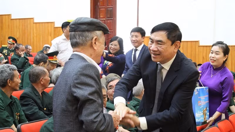 Bí thư Tỉnh ủy Điện Biên Trần Quốc Cường trao quà tri ân cựu thanh niên xung phong. Bí thư Tỉnh ủy Điện Biên Trần Quốc Cường trao quà tri ân cựu thanh niên xung phong.