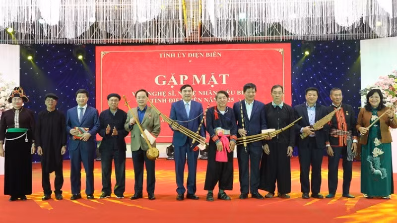 Các nghệ nhân đồng bào dân tộc thiểu số tặng quà lưu niệm là các nhạc cụ của dân tộc tặng các đồng chí lãnh đạo Tỉnh ủy, Hội đồng nhân dân, Ủy ban nhân dân và Ủy ban Mặt trận Tổ quốc tỉnh.