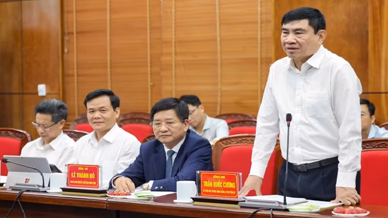 Đồng chí Trần Quốc Cường, Bí thư Tỉnh ủy Điện Biên chào mừng đoàn công tác Đại học Bách Khoa Hà Nội về Điện Biên, hợp tác cùng Điện Biên trong đào tạo, phát triển nguồn nhân lực khoa học-công nghệ.