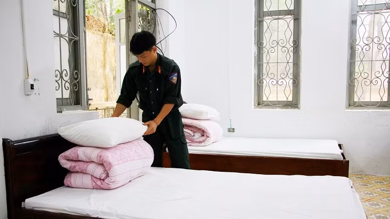 Chiến sĩ Công an tỉnh sắp xếp khu ở miễn phí dành cho người chờ thi sát hạch, cấp giấy phép lái xe.
