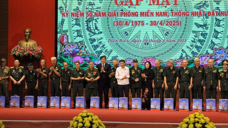 Lãnh đạo Đoàn đại biểu Quốc hội và lãnh đạo Ủy ban nhân dân tỉnh Điện Biên tặng quà tri ân các cựu chiến binh, cựu thanh niên xung phong đã tham gia chiến dịch Hồ Chí Minh. Lãnh đạo Đoàn đại biểu Quốc hội và lãnh đạo Ủy ban nhân dân tỉnh Điện Biên tặng quà tri ân các cựu chiến binh, cựu thanh niên xung phong đã tham gia chiến dịch Hồ Chí Minh.