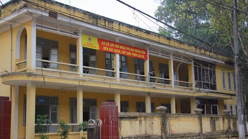Tòa nhà được bố trí nơi ở miễn phí cho nhân dân từ các huyện về thành phố Điện Biên Phủ chờ thi sát hạch cấp giấy phép lái xe. Tòa nhà được bố trí nơi ở miễn phí cho nhân dân từ các huyện về thành phố Điện Biên Phủ chờ thi sát hạch cấp giấy phép lái xe.