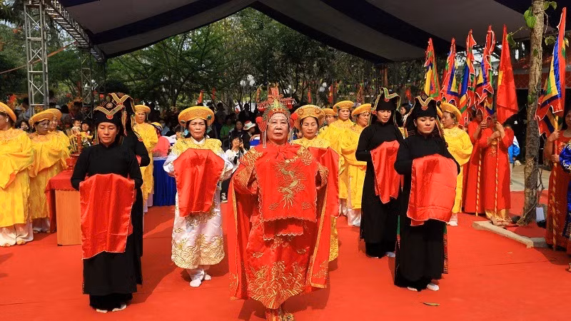 Người có uy tín huyện Điện Biên và nhân dân trên địa bàn thực hiện nghi thức dâng lễ... Người có uy tín huyện Điện Biên và nhân dân trên địa bàn thực hiện nghi thức dâng lễ...