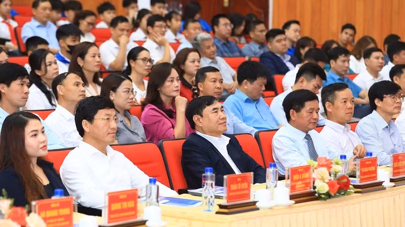 Đại biểu dự, chứng kiến lễ phát động phong trào "Bình dân học vụ số" tại tỉnh Điện Biên vào sáng 6/5.