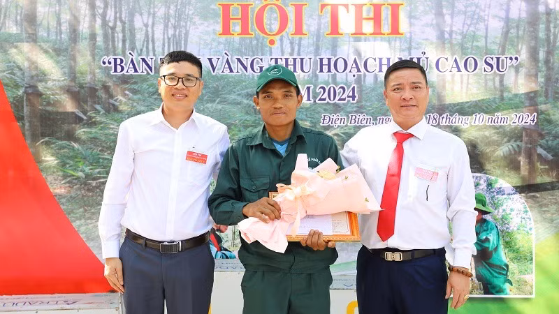 Công nhân, quần chúng ưu tú Lò Văn Thiệp (ở giữa) thuộc nông trường cao su Mường Chà vinh dự được các đồng chí lãnh đạo Công ty cổ phần cao-su Điện Biên tặng hoa chúc mừng đoạt kiện tướng "bàn tay vàng thu hoạch mủ cao-su". Công nhân, quần chúng ưu tú Lò Văn Thiệp (ở giữa) thuộc nông trường cao su Mường Chà vinh dự được các đồng chí lãnh đạo Công ty cổ phần cao-su Điện Biên tặng hoa chúc mừng đoạt kiện tướng "bàn tay vàng thu hoạch mủ cao-su".