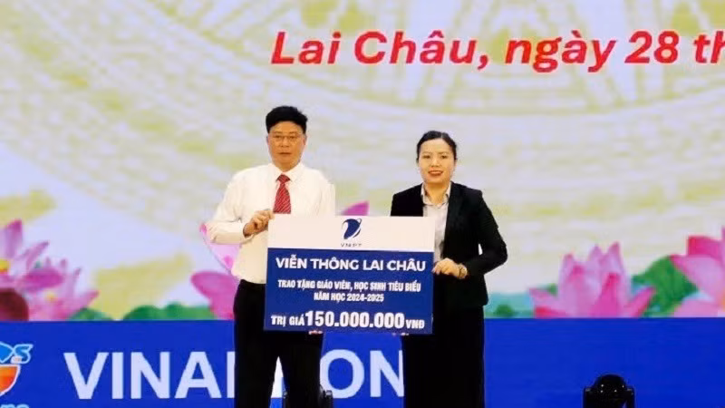 Bà Pờ Thị Hiền, Giám đốc VNPT Lai Châu trao hỗ trợ cho giáo viên, học sinh tiêu biểu trong giảng dạy, học tập. (Ảnh: TRẦN ANH TUẤN)