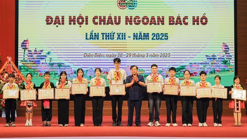 Đồng chí Vừ A Bằng, Phó Chủ tịch Ủy ban nhân dân tỉnh Điện Biên trao Bằng khen của Ủy ban nhân dân tỉnh tặng các tập thể, cá nhân có thành tích xuất sắc trong các phong trào thi đua do Hội đồng Đội, Tỉnh đoàn Điện Biên phát động. Đồng chí Vừ A Bằng, Phó Chủ tịch Ủy ban nhân dân tỉnh Điện Biên trao Bằng khen của Ủy ban nhân dân tỉnh tặng các tập thể, cá nhân có thành tích xuất sắc trong các phong trào thi đua do Hội đồng Đội, Tỉnh đoàn Điện Biên phát động.