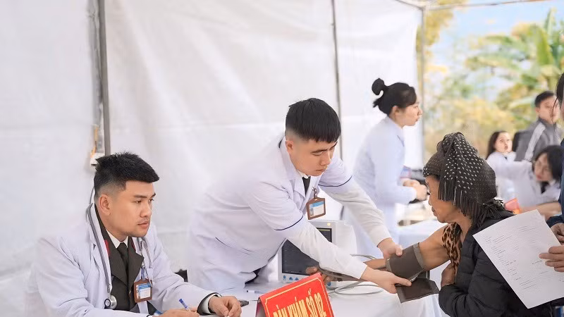 Bác sĩ Bệnh viện Đa khoa tỉnh Điện Biên, Bệnh viện 7/5 Công an tỉnh Điện Biên khám bệnh, phát thuốc miễn phí cho nhân dân xã Na Tông.