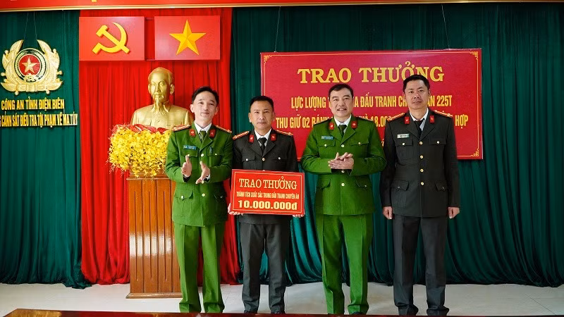 Đại tá Phạm Trường Giang, Phó Giám đốc Công an tỉnh Điện Biên trao thưởng các lực lượng phá thành công chuyên án. Ảnh: TRƯỜNG LONG