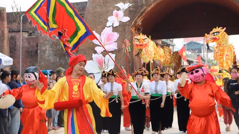 Nhân dân các dân tộc huyện Điện Biên thực hiện nghi thức rước lễ vật trong chương trình khai hội Đền Hoàng Công Chất.